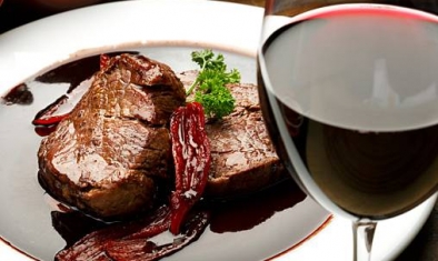 Carne com tinto? Os médicos dizem sim. Carne com tinto? Os médicos dizem sim.
