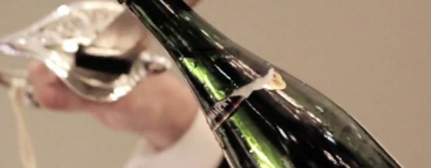 Vídeo ensina a abrir a garrafa com um sabre