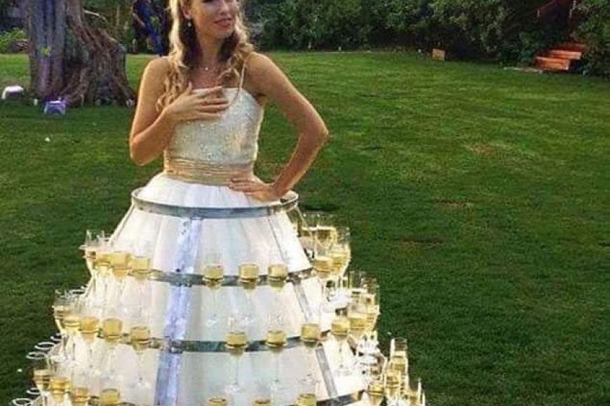 Vestido de casamento feito com taças de prosecco!