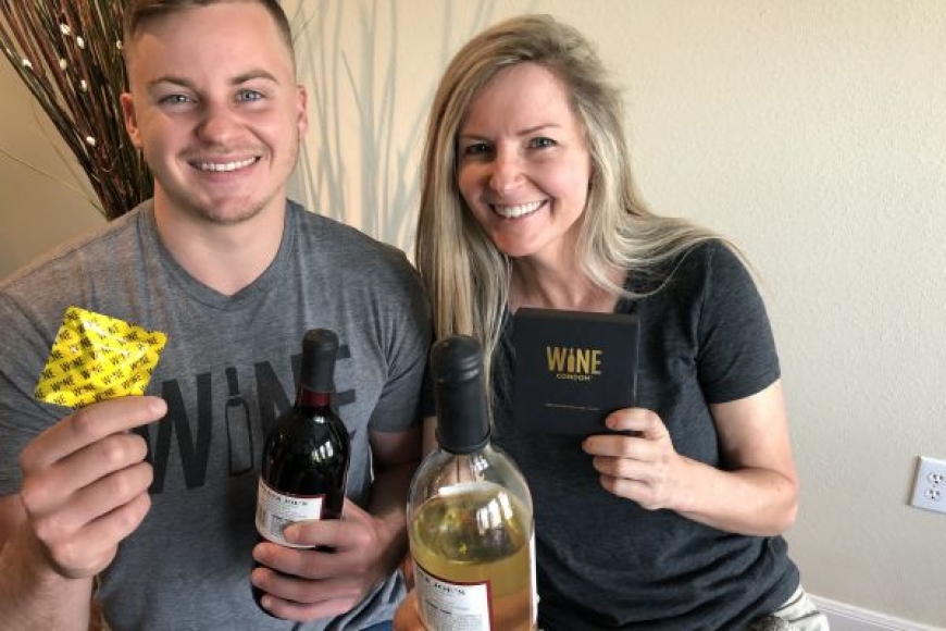 Mãe e filho faturam mais de 1 milhão com preservativos para vinho.